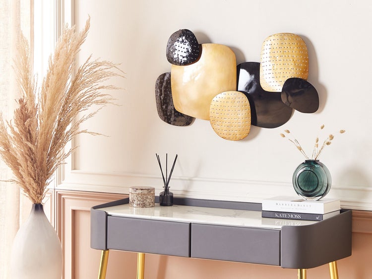 Dekoratives Wandbild aus Metall über einem Konsolentisch mit Vasen und Accessoires