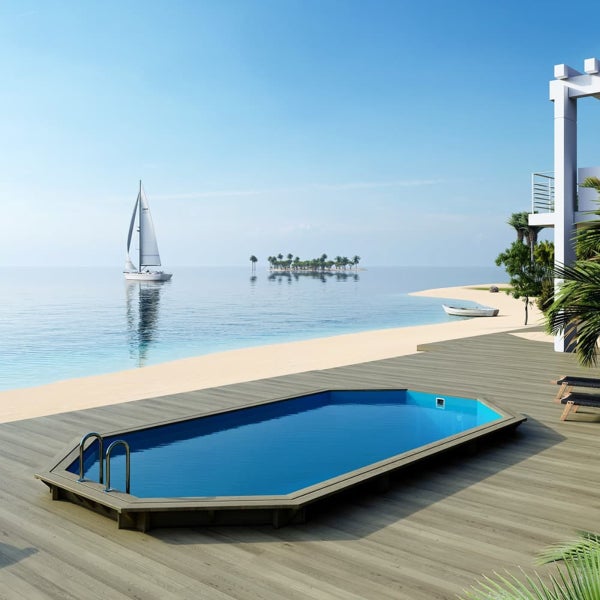 Pool auf einer Holzterrasse mit Meerblick