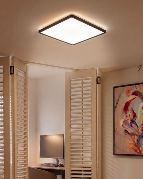 Quadratische LED Deckenleuchte in einem modern eingerichteten Raum mit Lamellentüren und einem abstrakten Wandbild.