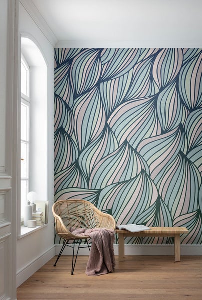 Ein Zimmer mit einer gemusterten Tapete, einem Stuhl, einer Bank und einem Fenster.