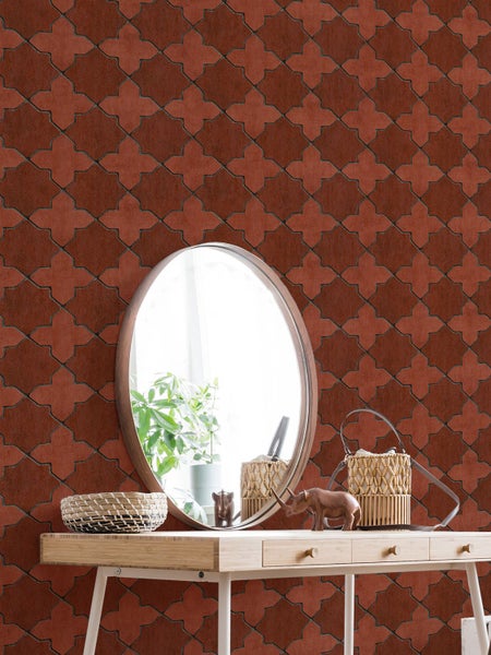 Gemusterte Tapete mit ovalem Spiegel über einem Tisch mit Dekoartikeln