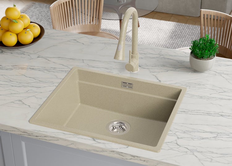 Spüle aus Quarzkomposit mit Wasserhahn auf einer Küchenarbeitsplatte