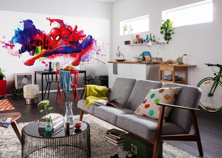 Helles Wohnzimmer mit Spiderman Wandtattoo, Sofa, Tisch und Dekorationen