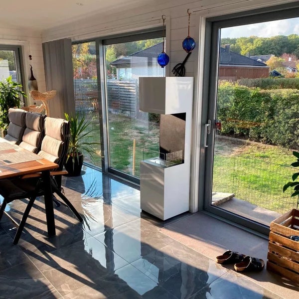 Innenraum mit Esstisch, Stühlen und einem Zimmerbrunnen