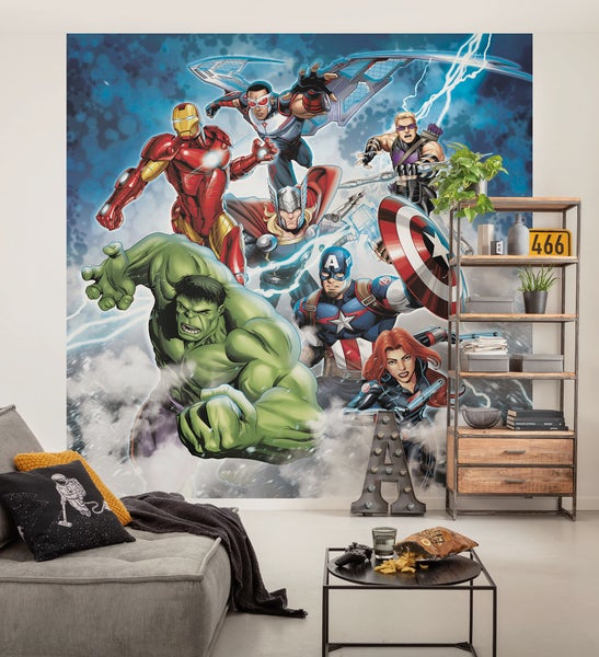 Wohnraum mit Marvel Avengers Wandbild, Sofa, Tisch und Regal