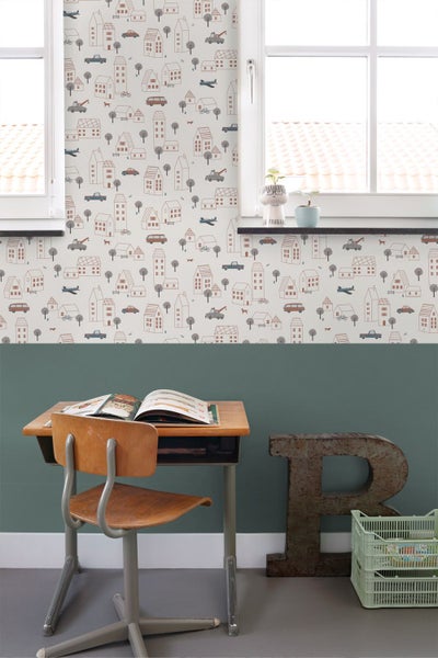 Raumansicht mit Tapete mit Häusern, Autos, Flugzeugen und Bäumen