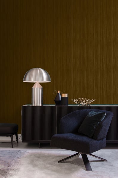 Einrichtungsszene mit Kommode, Lampe und Sessel für ein stilvolles Interieur