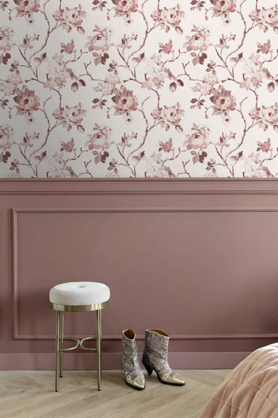 Wandgestaltung mit Blumentapete mit Rosenmuster und Wandverkleidung mit Zierleisten sowie einem Barhocker und Stiefeln im Raum.