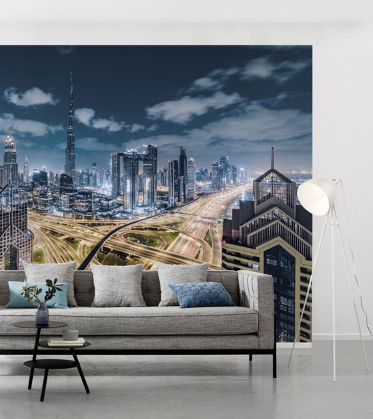 Wandbild mit Skyline und beleuchteten Straßen in einem Wohnzimmer