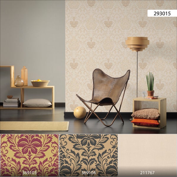 Wohnraumgestaltung mit gemusterter Tapete, Sessel und Dekoration