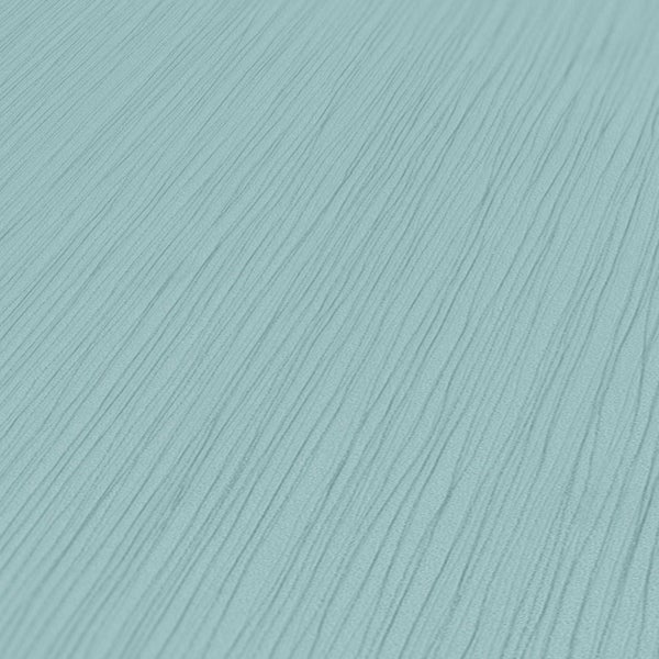 Szene mit floral gemusterter Tapete, Pflanze im Topf, Büchern und einem Holzschrank