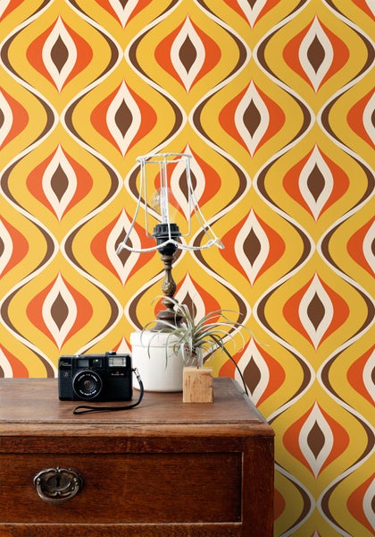 Dekoratives Zimmer mit Retro-Tapete, Nachttischlampe und Kamera.