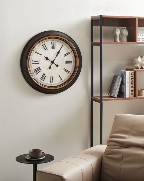 Wohnzimmer mit Wanduhr, Regal und Sofa