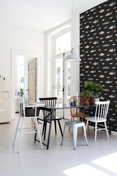 Esszimmer mit Esstisch, Stühlen und Tapete mit Fischmuster