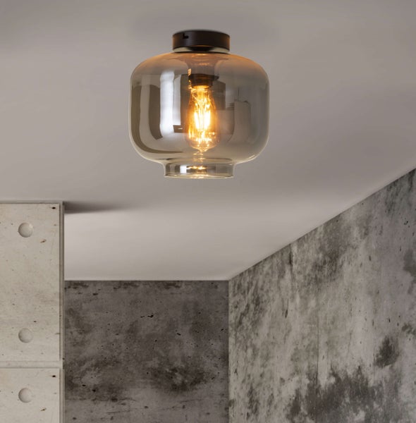 Deckenleuchte mit Glasschirm und Glühbirne