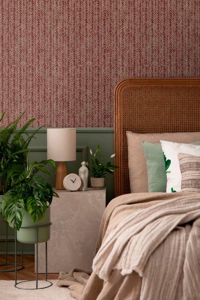 Helles Wohnzimmer mit gemusterter Tapete, Sofa, Beistelltisch und Dekorationen.