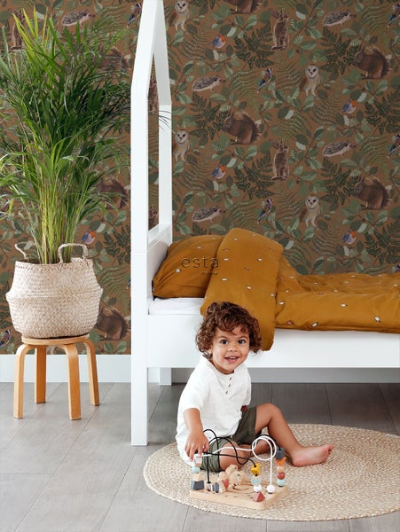Kinderzimmer mit Waldtapete, weißem Bett und spielendem Kind auf einem runden Teppich