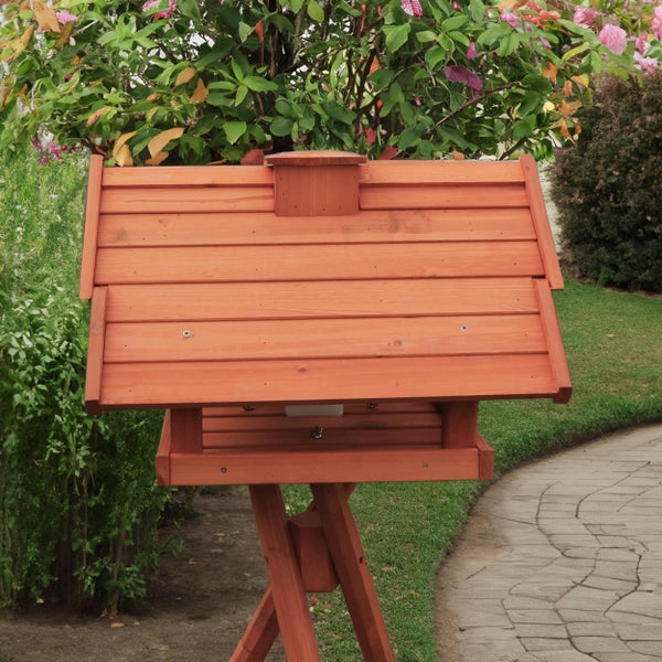 Holzvogelhaus mit Ständer im Garten