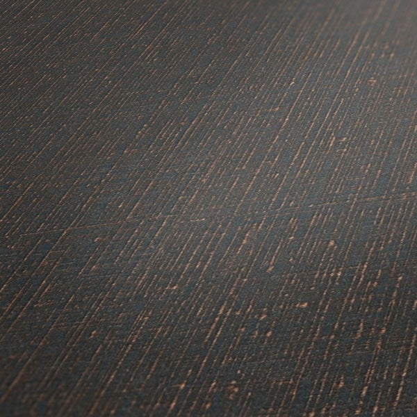 Heller Raum mit Fenster, Blumenarrangements und dekorativen Vogelkäfigen