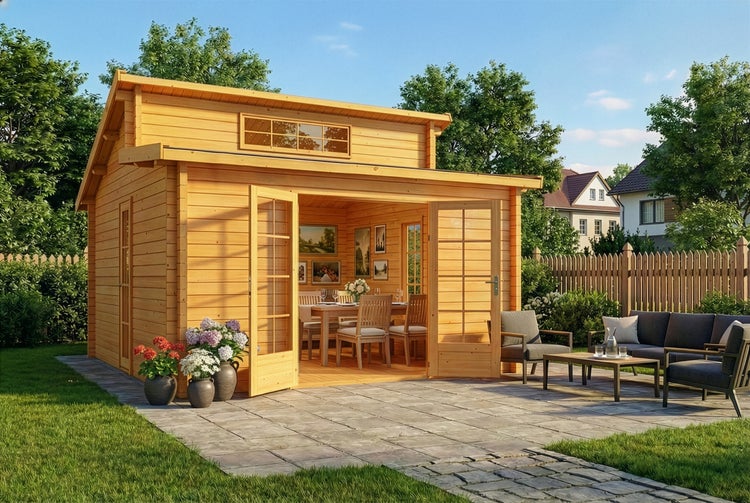Gartenhaus aus Holz mit Stufendach, Doppeltüren aus Glas und Fenstern, eingerichtet mit Essgruppe und Außenlounge auf einer Steinterrasse.