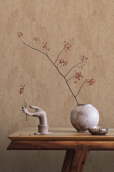 Dekorative Tapete mit Blattmuster und Tisch mit Vasen