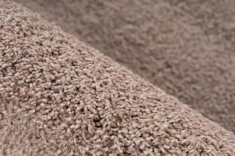 Nahaufnahme eines Hochflor Teppichs mit dichter Struktur