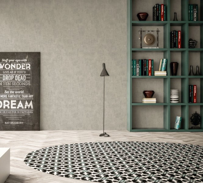 Graue Tapete im Interieur mit Lampe und Dekoration