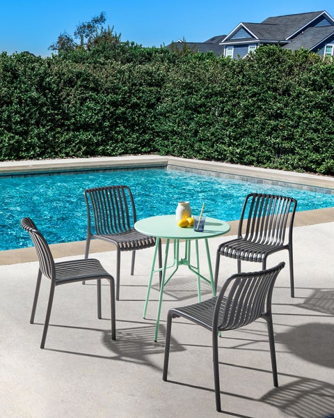 Gartensitzgruppe mit Tisch und vier Stühlen am Pool