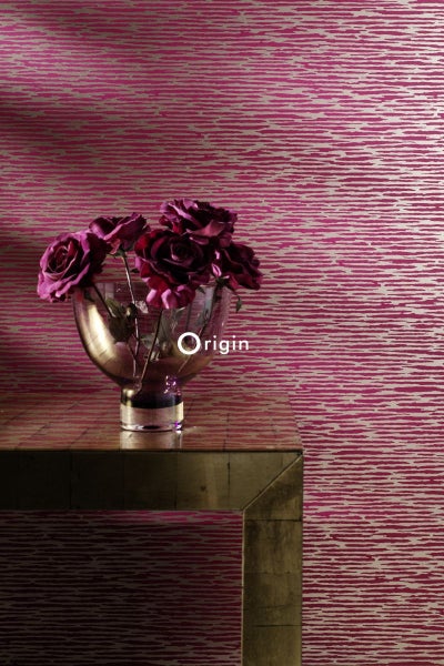 Zimmeransicht mit gemusterter Tapete, Tisch und Blumenvase