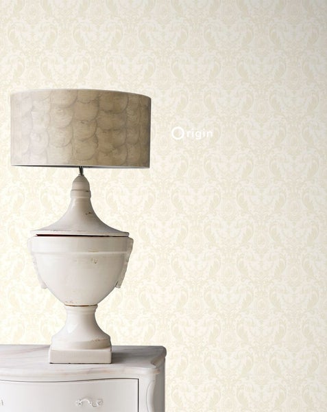 Dekorative Tapete mit klassischem Muster im Interieur mit Lampe