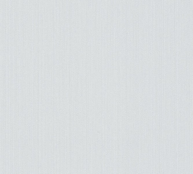 Gelber Ginsterstrauch im Garten mit Glyzinien im Hintergrund.