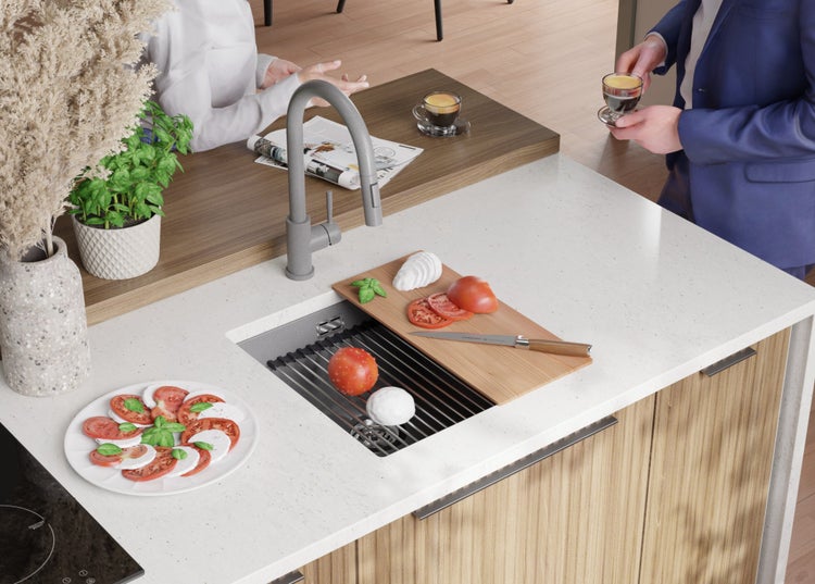 Küchenszene mit Spüle, Armatur und Zutaten für Caprese-Salat