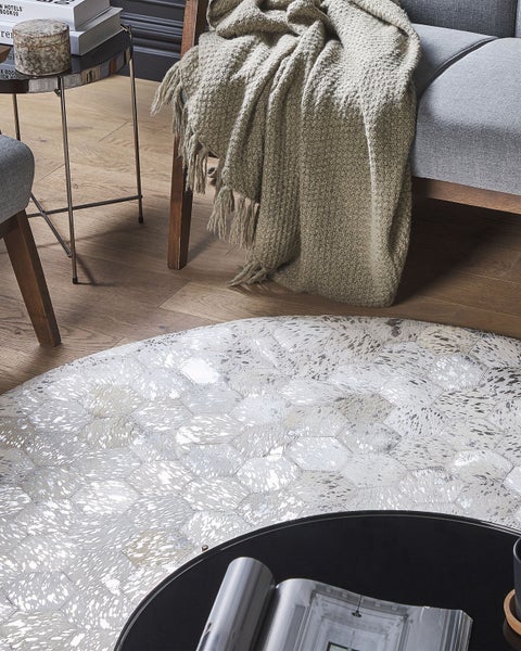 Teppich Kuhfell silber / beige ⌀ 140 cm Patchwork Kurzflor BOZKOY