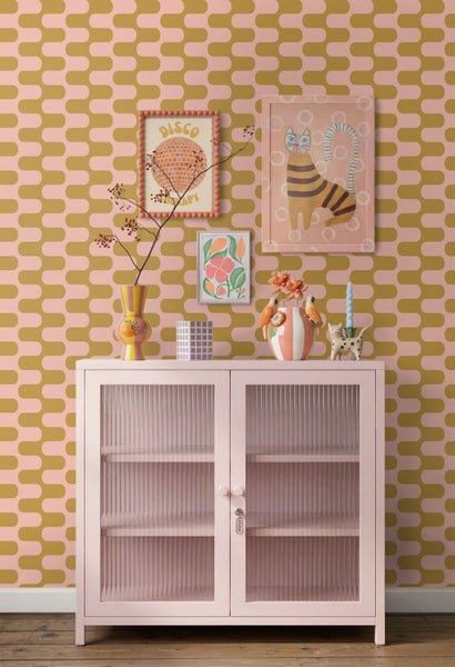 Tapete mit Wellenmuster im Retro-Stil in einem hellen Raum mit dekorativem Schrank und Wandschmuck.