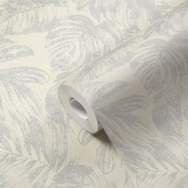 Dekorative Tapete mit Blättermuster im Innenraum mit Dekorationselementen