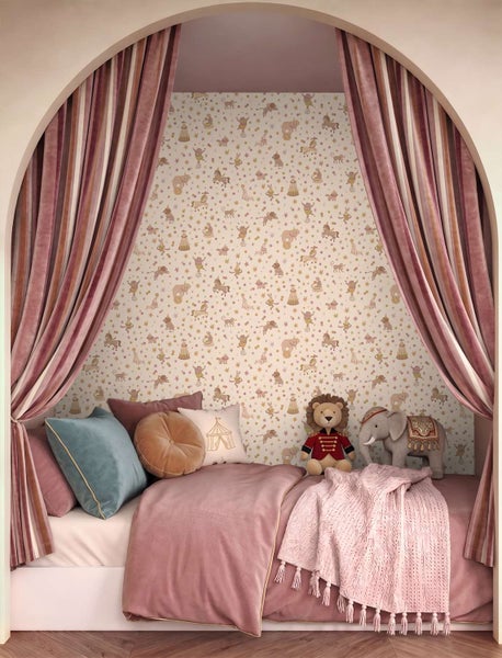 Ein Kinderbett in einer Bogennische mit Zirkustapete, dekoriert mit Kuscheltieren, Kissen und Vorhängen im Zirkusdesign.
