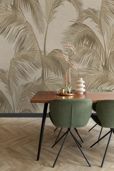 Esszimmer mit Esstisch, Stühlen und Palmenmuster-Tapete
