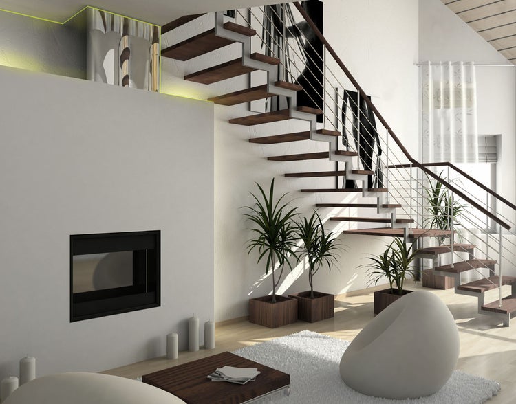 Heller Wohnraum mit Treppe, Kamin und Pflanzen