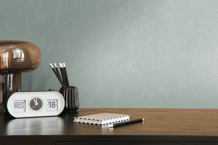 Einrichtungsbeispiel: Schlafzimmer mit Rattan-Sessel, Bett und Dekoration für eine gemütliche Atmosphäre.