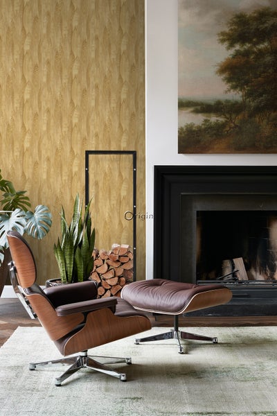 Wohnzimmer mit Ohrensessel, Fußhocker und Holzstapel