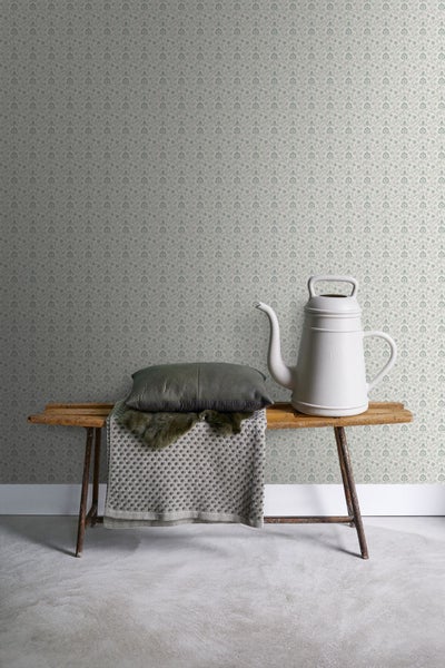 Wandgestaltung mit floraler Tapete, Bank mit Kissen und Gießkanne