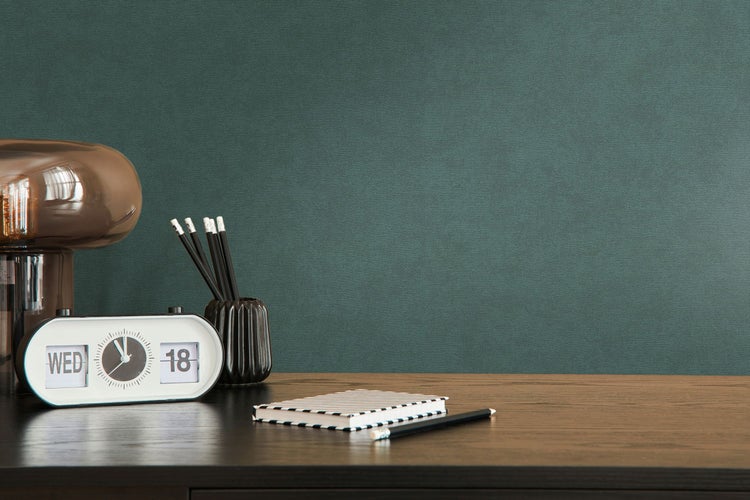 Dekoratives Arrangement mit Schreibtisch, Lampe, Uhr, Notizbuch und Stiften