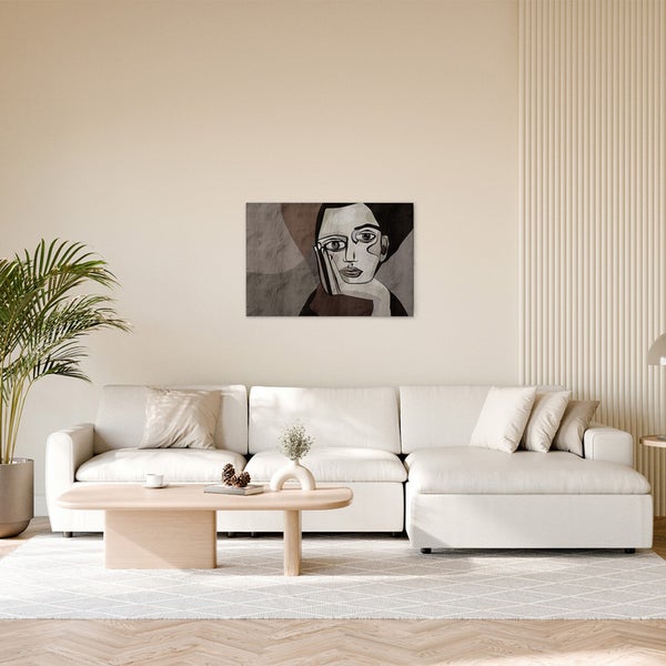 Wohnzimmer mit Sofa, Tisch und einem Gemälde mit einer abstrakten Darstellung eines Gesichts.