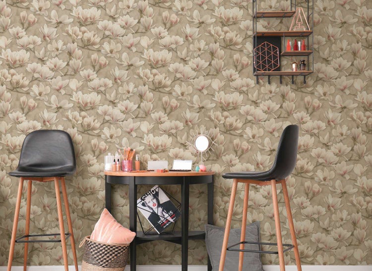Vliestapete mit Magnolienblütenmuster vor einem modernen Schminktisch mit zwei Barhockern in einem Wohnraum.