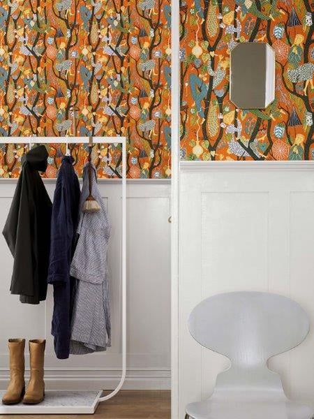 Dekorative Szene mit Holzregal, gerahmtem Vogelbild, Topfpflanze und Büchern.