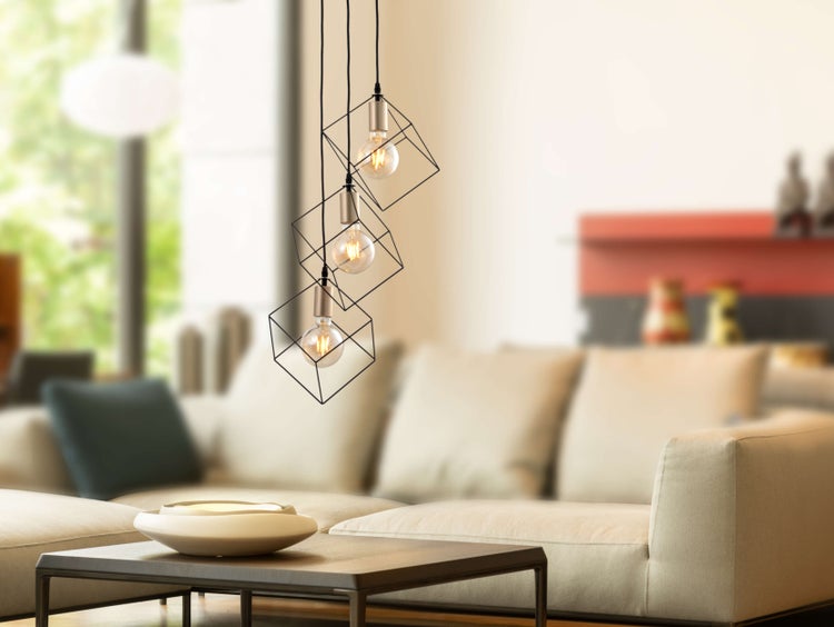 Moderne Pendelleuchte mit kubischen Lampenschirmen im Wohnzimmer