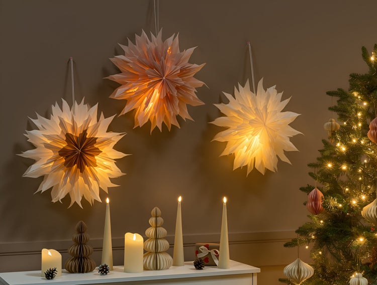 Drei Papiersterne zur Dekoration