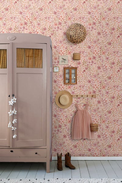 Kinderzimmer mit Blumendesign Tapete, Kleiderschrank und Dekorationen