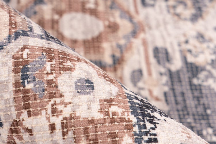 Teppich mit Vintage-Muster im orientalischen Design, gewebte Oberflächenstruktur in der Nahaufnahme.