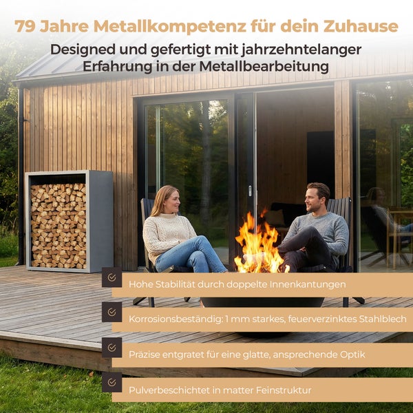 Außenszene mit Holzregal, Feuerstelle und zwei Personen auf einer Terrasse